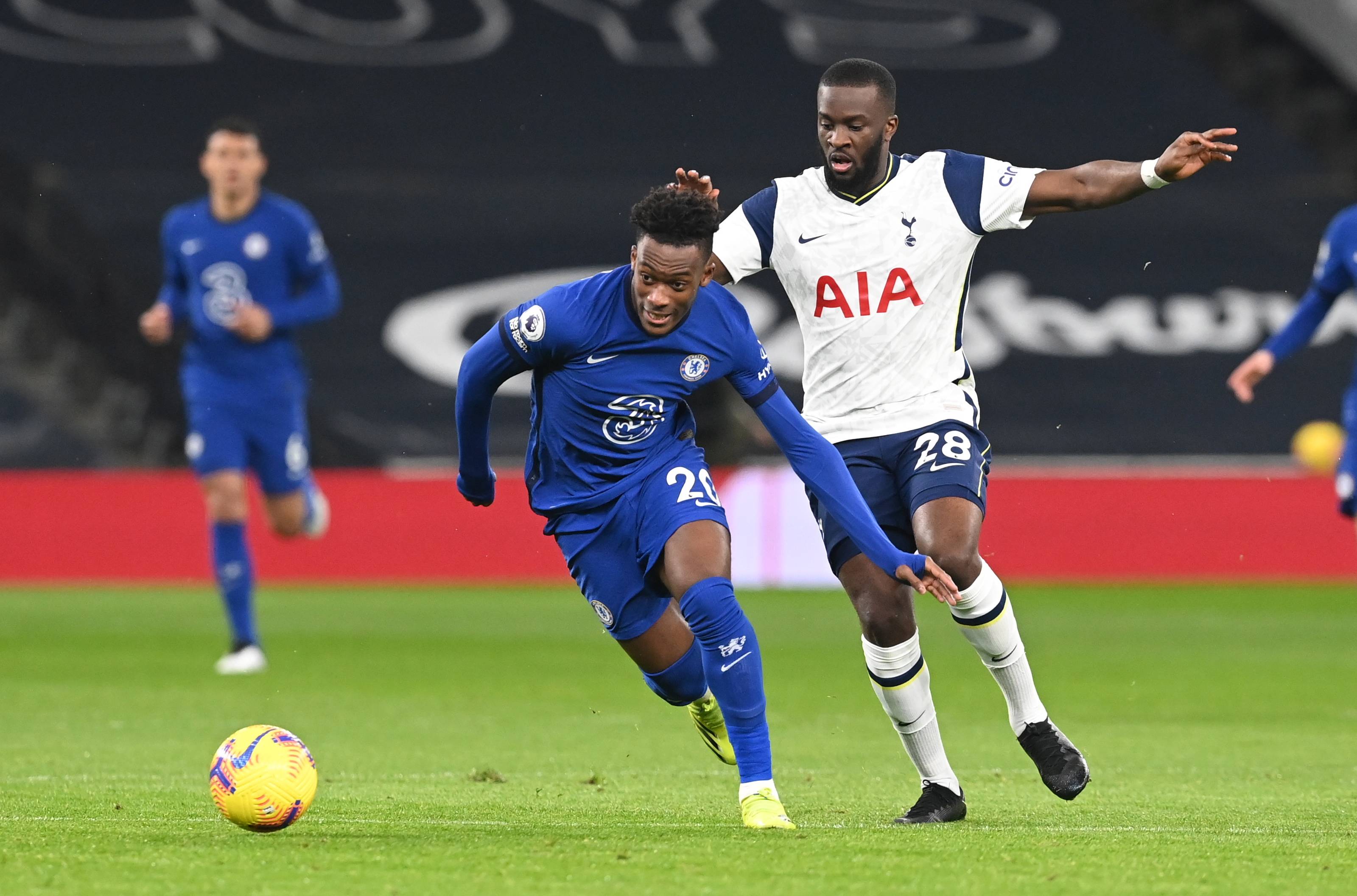 调皮二娃上线，穆勒庆祝夺冠时和25号队友高尔德顶牛假装受伤（穆勒夺冠庆祝又整活，与25号队友高尔德顶头后夸张装伤）