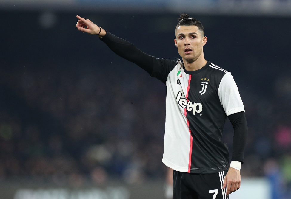 南安普顿不敌普雷斯顿后，后卫内森-伍德与本队球迷发生口角（南安普顿输给普雷斯顿后，后卫内森-伍德与本方球迷爆发口角）